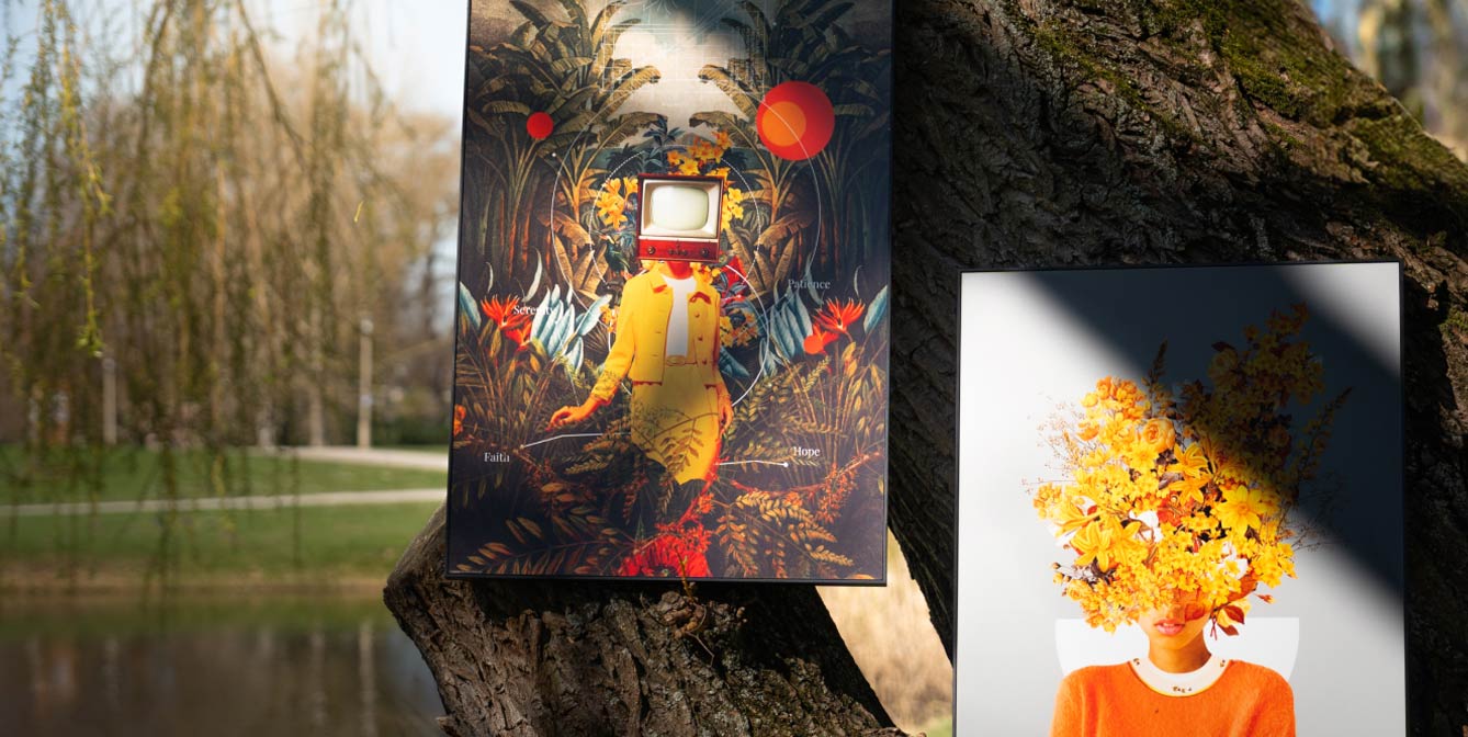 Dos cuadros surrealistas colgados de un árbol en el parque: a la izquierda, una figura con televisor como cabeza en un paisaje tropical; a la derecha, un retrato con flores amarillas en lugar de rostro