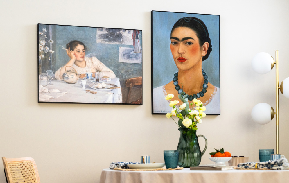 Comedor con dos pósters