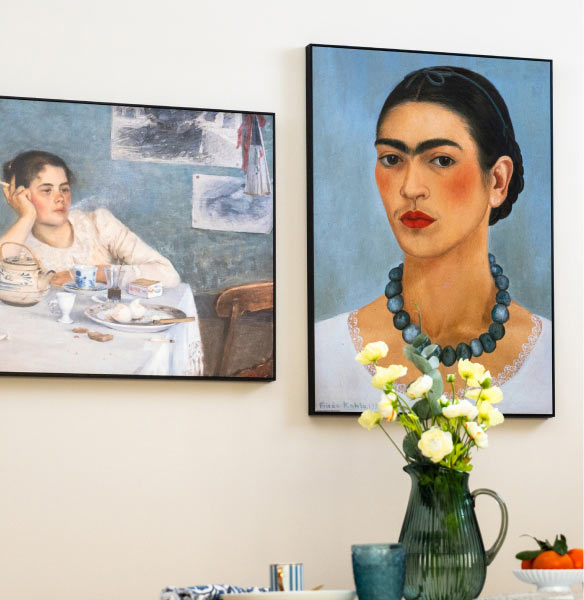Comedor con dos pósters
